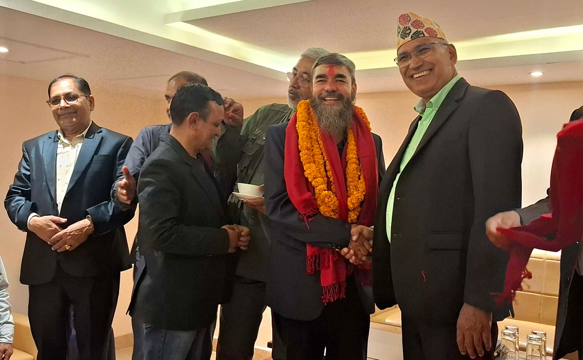 संविधानसभा सदस्य विनोद पहाडी एमाले प्रवेश